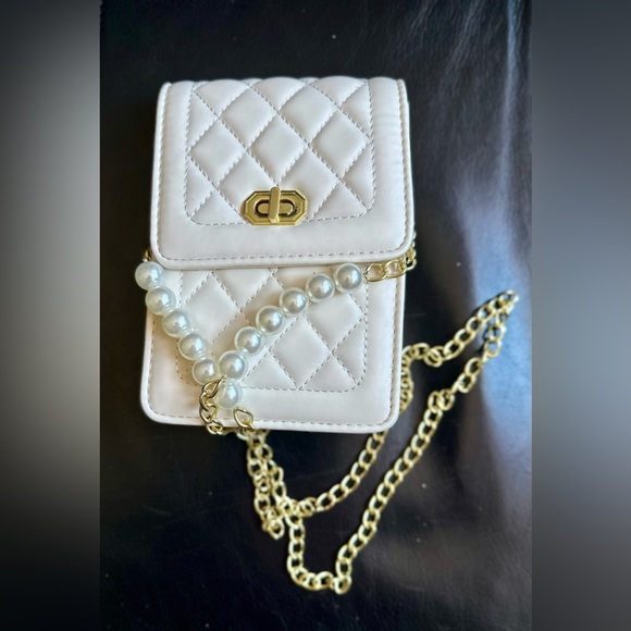 🤍✨ Cream Quilted Crossbody • Pearl Handle & Gold Chain • New Mini Chic Purse ✨ - Picture 6 of 7